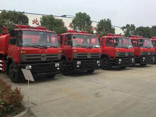 西藏昌都林业局定的11台10吨森林消防车下线了