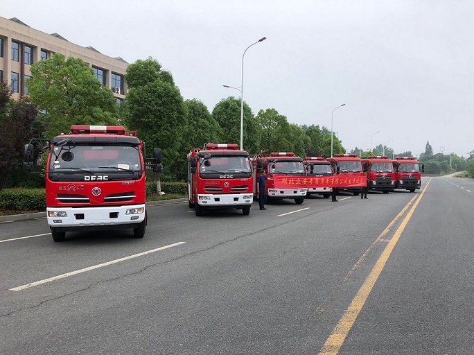 发往哈尔滨的8台消防车已出发