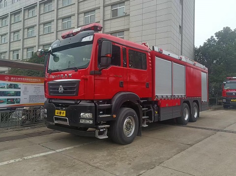 汕德卡12吨干粉泡沫联用消防车